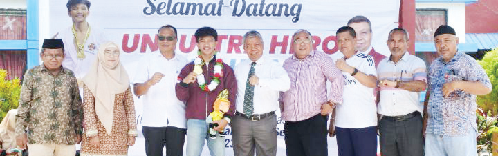 Foto bersama Rektor Unsultra, Prof. Dr. Ir. H. Andi Bahrun, M. Sc., Agric (lima dari kiri) dan David Ukuza (empat dari kiri) usai penyambutan. (Ewin Endang Sahputri/Kendari Pos)