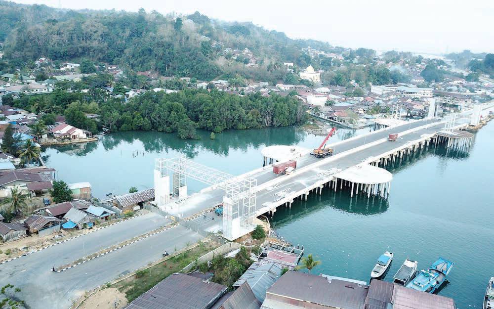 PINTU GERBANG : Pemprov Sultra membangun pintu gerbang jalan wisata Kendari-Toronipa. Gerbang ini akan menjadi daya tarik pengendara yang melintas. Sebab desainnya dirancang menarik (PINTU GERBANG : Pemprov Sultra membangun pintu gerbang jalan wisata Kendari-Toronipa. Gerbang ini akan menjadi daya tarik pengendara yang melintas. Sebab desainnya dirancang menarik (