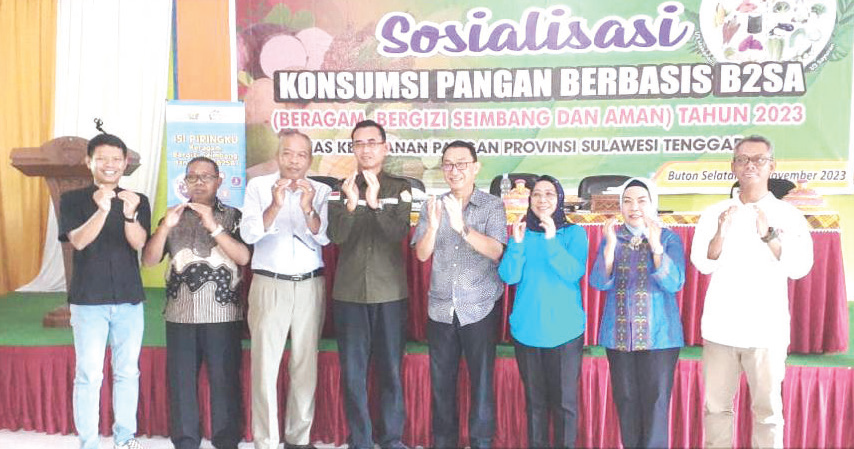 Fota bersama Asisten Perekonomian dan Pembangunan Setda Buton Selatan Meizat A. Tamim (empat dari kiri) usai kegiatan Sosialisasi Pangan Berbasis B2SA.