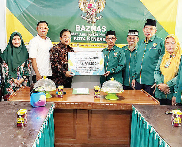 General Manager PT Antam UBPN Konut, Anando Hendra Setiawan (3 dari kiri) menyalurkan bantuan donasi kemanusiaan Rakyat Palestina kepada Perwakilan Baznas Kota Kendari, Rabu (22/11/2023), kemarin. (AGUS SETIAWAN / KENDARI POS)