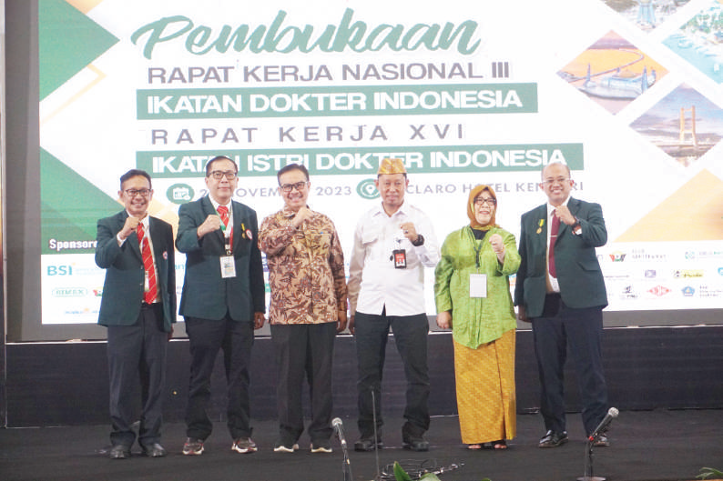 Pj. Wali Kota Kendari Asmawa Tosepu (3 dari kanan), Ketua Umum PB IDI dr. Muhammad Adib Khumaidi (kanan), Ketua Umum IIDI dr. Haslinda Daulay Abidinsyah (2 dari kanan), bersama pengurus PB IDI usai pembukaan Rakernas III IDI dan Raker XVI Ikatan Istri Dokter Indonesia, di Hotel Claro, Rabu (22/11/2023). (MUH. ABDI ASMAUL AMRIN/KENDARI POS)