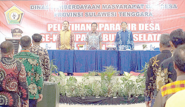 Kepala DPMD Sultra I Gede Panca (kiri), Wakil Ketua DPRD Sultra Nursalam Lada (tengah), dan Asisten 1 Setda Provinsi Sultra, Suharno saat mengikuti pembukaan pelatihan aparatur desa.