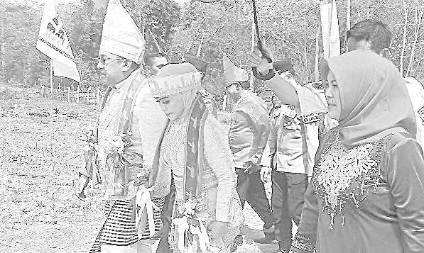 ADAT: Pj Bupati Bombana Burhanuddin bersama istri, Fatmawati menghadiri festival kampung adat Moronene, di Dusun Hukaea Laea, Desa Watuwatu, Bombana, kemarin.