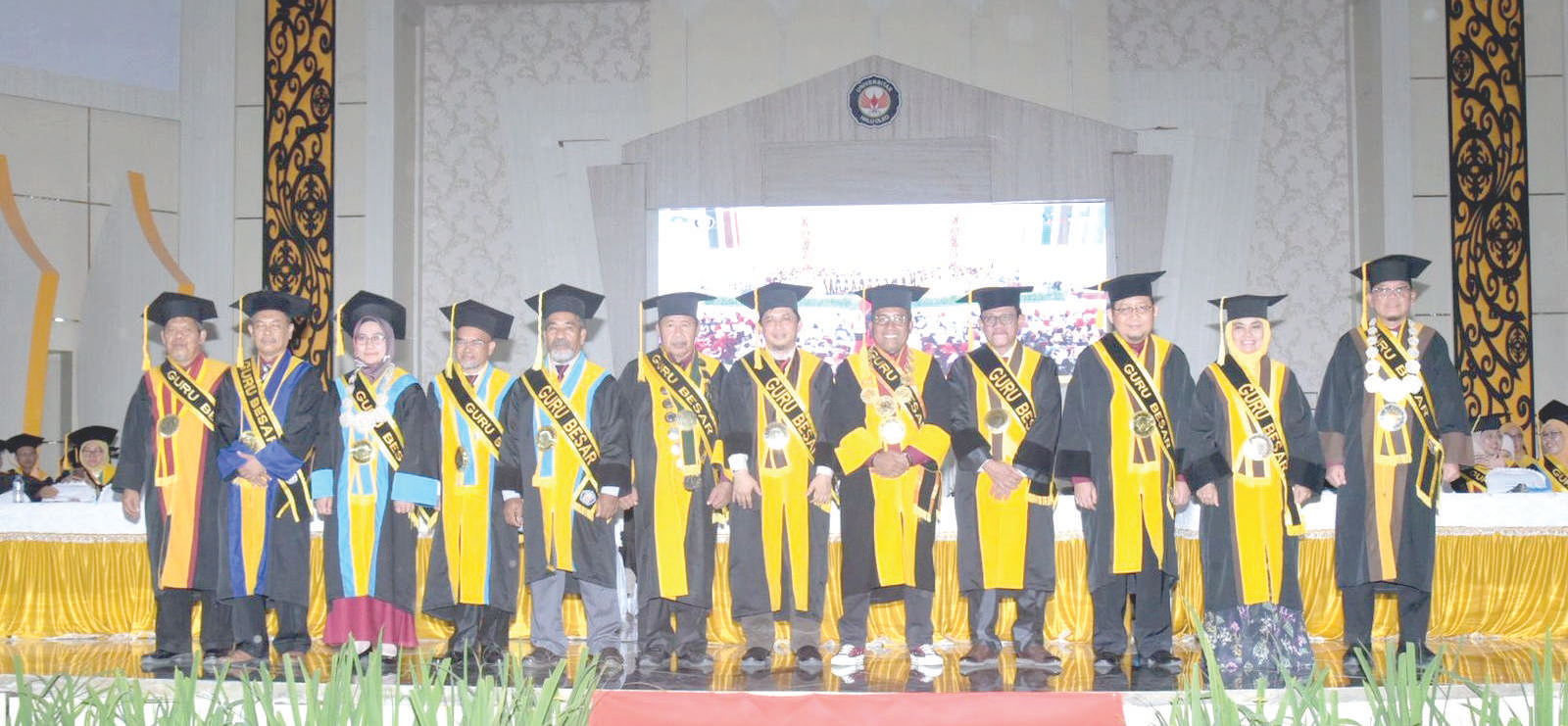 Foto bersama Rektor UHO, Prof. Dr. Muhammad Zamrun Firihu, S.Si., M.Si, M.Sc (lima dari kanan) dan Prof. Dr. Ir. Sitti Aida Adha Taridala, M.Si (dua dari kanan) usai pengukuhan di Auditorium Mokodompit UHO, Rabu (22/11). 9EWIN ENDANG SAPUTRI/KENDARI POS)