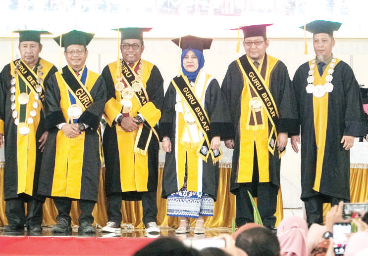 Prof. Dr. dr Juminten Saimin Sp.OG, Subsp. Obginsos (tiga kanan) saat pose bersama Rektor UHO, Prof. Dr. Muhammad Zamrun Firihu, S.Si.,M.Si.,M. Sc dan para guru besar lainya usai pengukuhan Guru besar