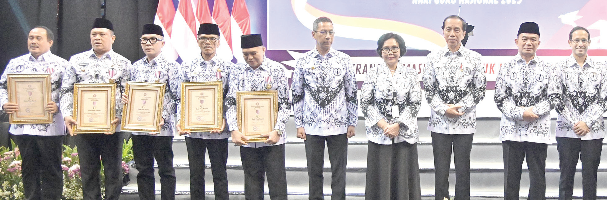 Presiden RI, Jokowi (3 dari kanan) menyaksikan Bupati Konut, Dr.Ruksamin (2 dari kiri) menerima penghargaan Dwija Praja Nugraha (DPN) pada HUT ke-78 PGRI dan Hari Guru Nasional 2023 di Britama Arena, Kelapa Gading, Jakarta Utara, Sabtu (25/11/2023). (BPMI SETPRES/VICO)