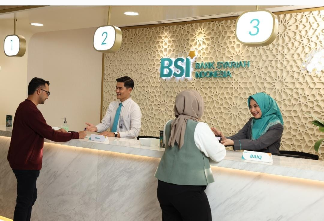 Nasabah sedang bertransaksi di Kantor BSI The Tower Jakarta. PT Bank Syariah Indonesia Tbk (BSI) terus meningkatkan kualitas layanan sebagai bentuk komitmen menjaga kepercayaan nasabah.