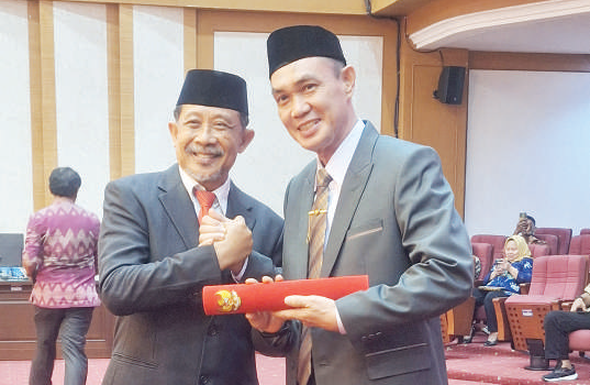 Wakil Bupati Kolaka Muhammad Jayadin (kanan) menjadi Pelaksana Tugas (Plt) Bupati Kolaka setelah menerima Surat Keputusan (SK) Mendagri yang diserahkan Asisten I Setda Sultra, Suharno (kiri) mewakili Pj Gubernur Sultra dikantor gubernur, Kamis (2/11/2023), kemarin. (BIRO ADPIM PEMPROV SULTRA)