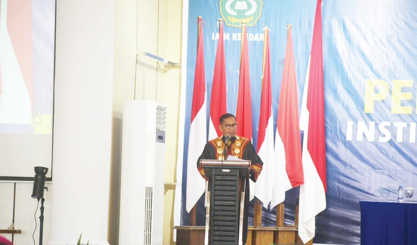 Rektor IAIN Kendari, Prof. Dr. Husain Insawan, M.Ag., saat memberikan sambutan wisuda di Hotel Azizah Syariah Kendari, Selasa (28/11). kemarin.(Hu masas IAIN Kendari)
