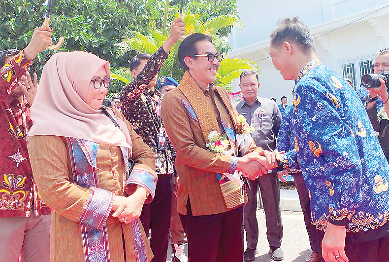 Pj Bupati Bombana Edy Suharmanto (tengah) dan istri Aeni Mutmainnah (kiri) disambut hangat Sekda Bombana Man Arfa (kanan) dan Forkopimda di Rumah Jabatan Bupati Bombana, Rabu (29/11/2023), kemarin. (MASLINDAH ALI/KENDARI POS)