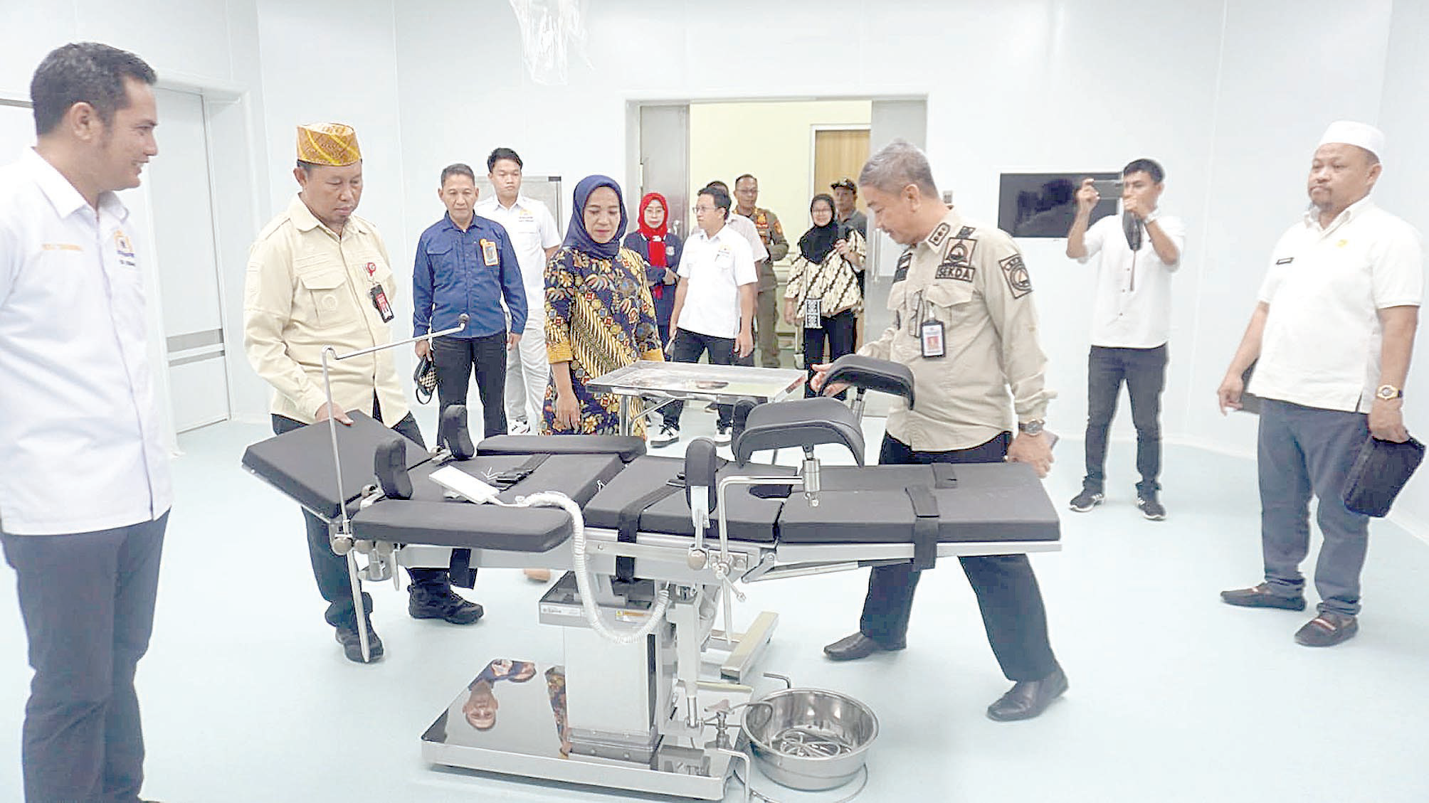 R UMAH SAKIT : Pj Wali Kota Kendari Asmawa Tosepu (kopiah kuning) didampingi Sekot Kendari Ridwansyah Taridala (tiga dari kanan) dan pejabat Pemkot Kendari memantau ruang RSUD Antero Hamra kemarin. (AGUS SETIAWAN/KENDARI POS)