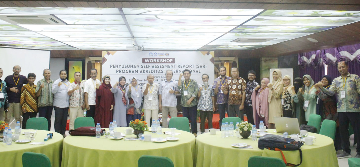 Foto bersama Ketua Panitia Workshop SAR, Dr. Awaluddin, S. Pd., M.Pd (sepuluh kanan), dan para dosen FKIP lainnya, usai kegiatan.