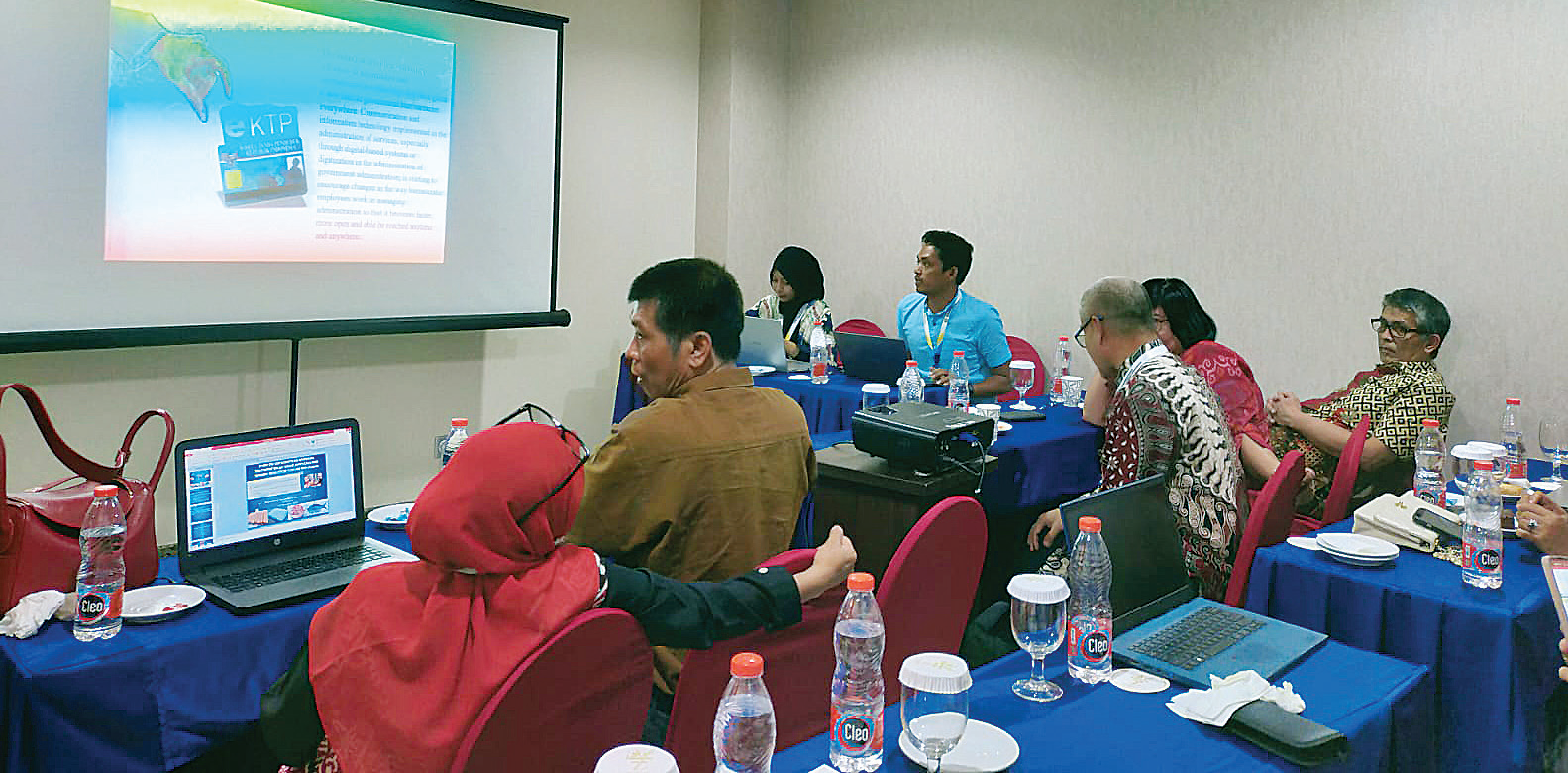 Suasana diskusi dan presentasi hasil riset dalam parallel session the 1st IIC 2023 di PlazaInn, Kendari.