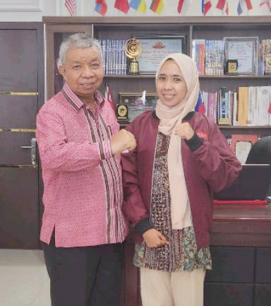 Rektor Unsultra, Prof. Dr. Andi Bahrun, M.Sc., Ahric., (kiri) dan Melly (kanan). (EWIN ENDANG SAHPUTRI/KENDARI POS)