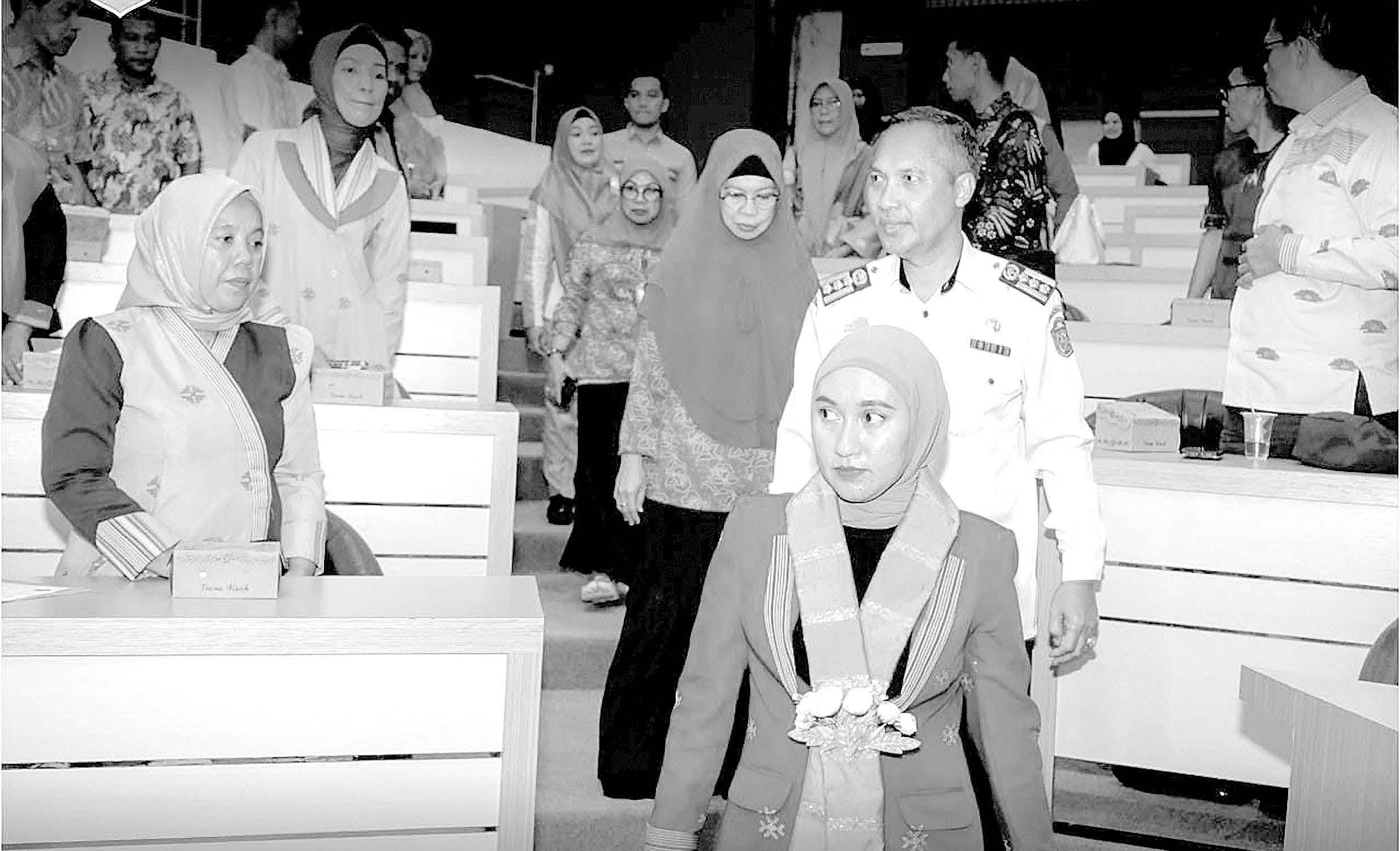 Ketua Dekranasda Buteng, Asri Yani Yusuf saat melaksanakan studi tiru di Kota Parepare, Sulawesi Selatan, beberapa waktu lalu. (DISKOMINFO BUTENG FOR KENDARI POS)