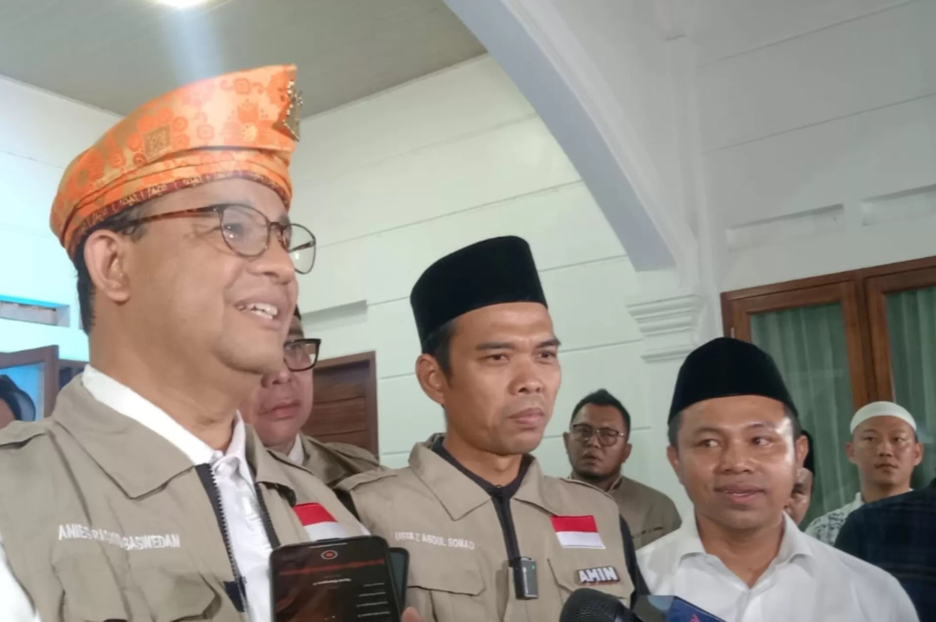 Capres nomor urut 1 Anies Baswedan (kiri) bertandang ke kediaman Ustaz Abdul Somad atau UAS (tengah) di Rumah Omak, Yayasan Pesantren Hj. Rohana, Kampar, Riau. UAS melabuhkan pilihannya pada pilpres 2024 pada Capres nomor urut 1 Anies Baswedan. (Istimewa)