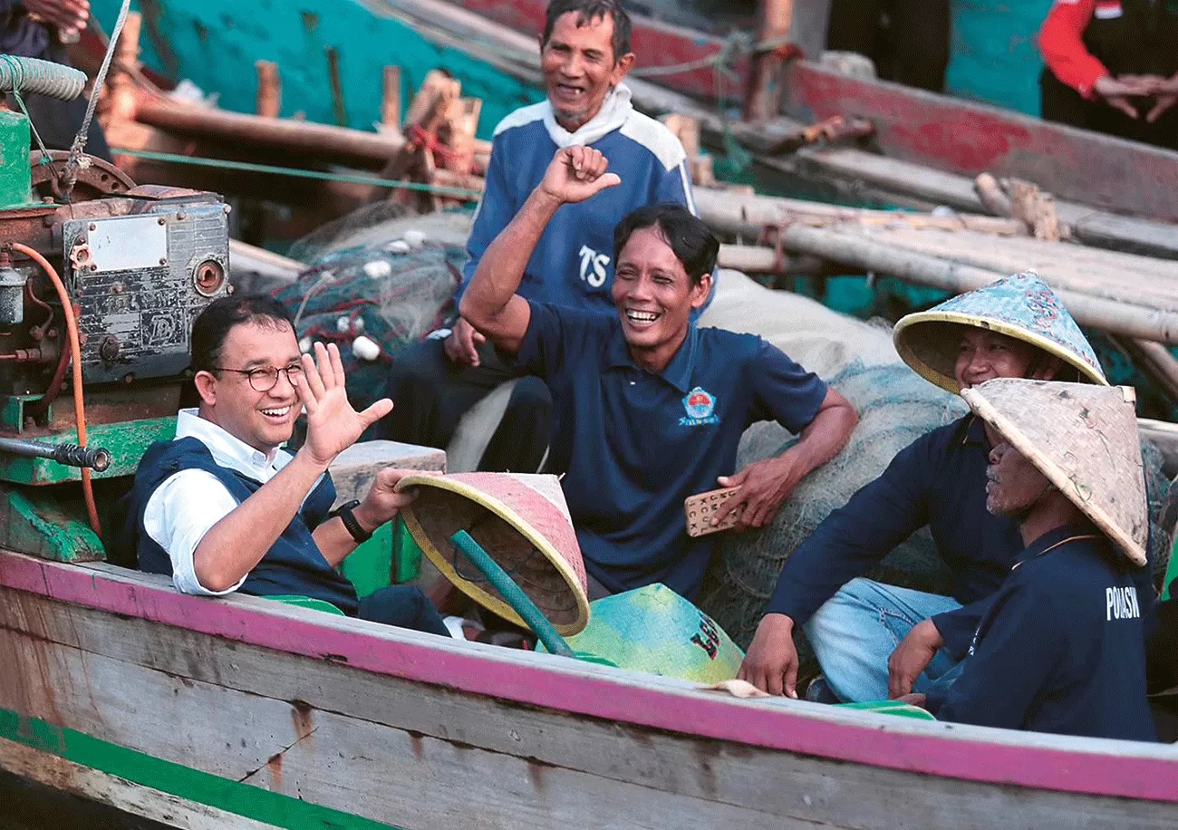 Anies (kiri) naik perahu dan berdiskusi dengan warga Kampung Nelayan, Desa Kronjo, Tangerang. (TIM MEDIA ANIES-MUHAIMIN)