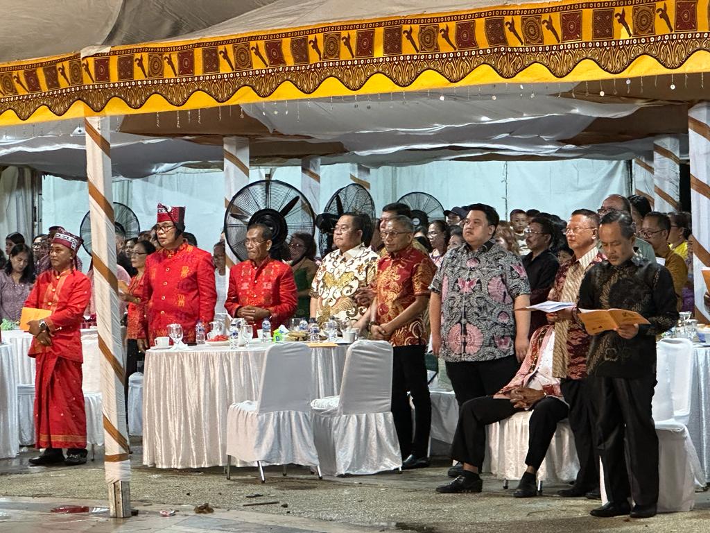 Suasana perayaan Natal Kastor di pelataran Tugu Religi Kota Kendari, Rabu (27/12/2023) malam. Turut hadir Dewan Pembina Kastor Kota Kendari sekaligus Ketua Kadin Sultra, Anton Timbang (4 dari kiri), Kepala Kanwil Kemenkumham Sultra, Silvester Sili Laba (5 dari kanan), Anggota DPRD Sultra Yudhianto Mahardika (4 dari kanan) dan Ketua Kastor Kota Kendari Nico Samara (2 dari kiri). (AGUS SETIAWAN / KENDARI POS)