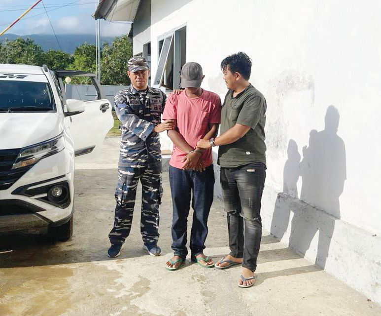 TANGKAP : Anggota TNI menggagalkan peredaran sabu di Desa Pamantoro, Kecamatan Mataokeo Bombana. Dari tangan pelaku, diamanahkan sabu seberat 2,5 gram (ISTIMEWA)