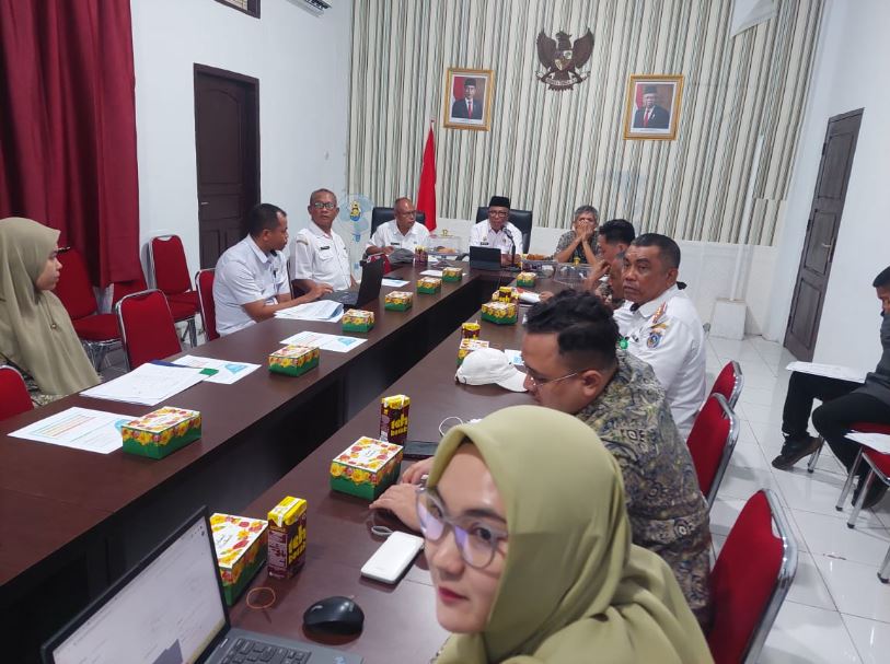 Pj Bupati Mubar, Bahri (tengah), Kepala BPJS Kesehatan Kantor Cabang Baubau, Hery Zakariah (pertama dari kiri) melakukan rapat bersama jajaran Pemkab Mubar. (Akhirman/KendariPos)