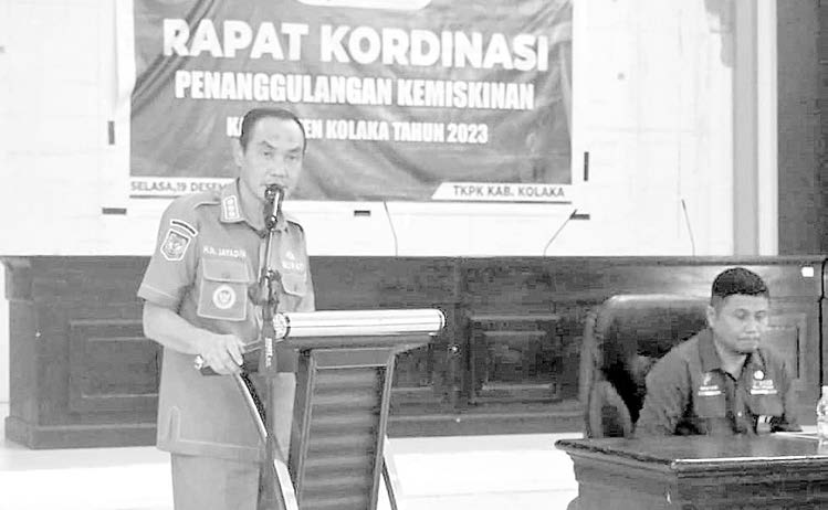 CARI SOLUSI : Plt Bupati Kolaka, H. Muhammad Jayadin saat memimpin rapat koordinasi penanggulangan kemiskinan di Aula Bappeda, kemarin. (PEMKAB KOLAKA FOR KENDARI POS)