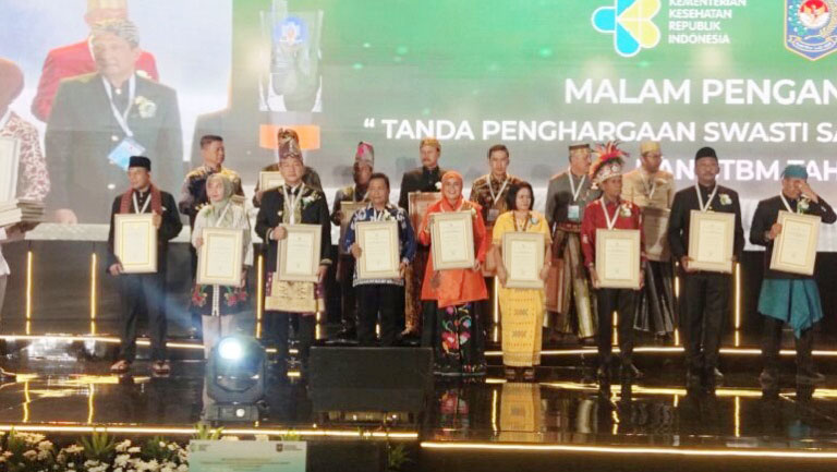 PENGHARGAAN : Pemkab Konsel ketika menerima penghargaan ajang STBM Award 2023 kategori pratama, di Jakarta yang diwakili Asisten I Setkab, H. Amran Aras. (PEMKAB KONSEL FOR KENDARI POS)