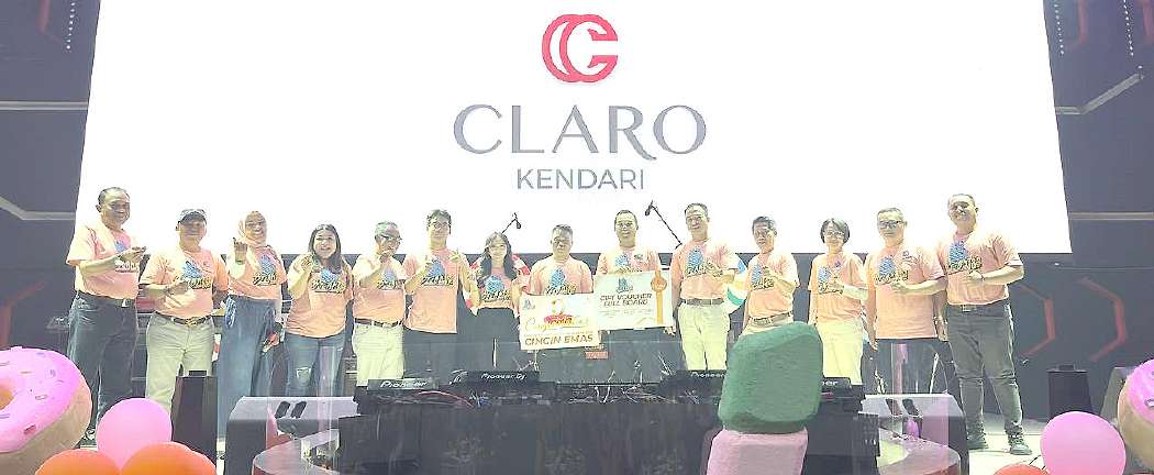 Foto bersama usai perayaan HUT ke-10 Hotel Claro Kendari yang digelar di Hall D"™liquid Kendari, Building Entertainment, Rabu (13/12). (HOTEL CLARO KENDARI)