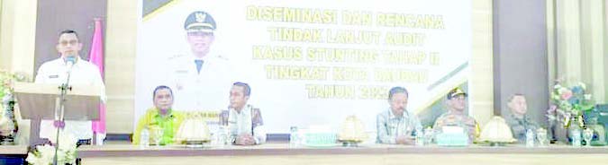 PRIORITAS : Pj Wali Kota Baubau, Dr. Muh. Rasman Manafi (kiri, depan) ketika menghadiri dan memberikan sambutan dalam kegiatan audit kasus tengkes, sebagai upaya percepatan penurunan angka. (DISKOMINFO KOTA BAUBAU FOR KENDARI POS)