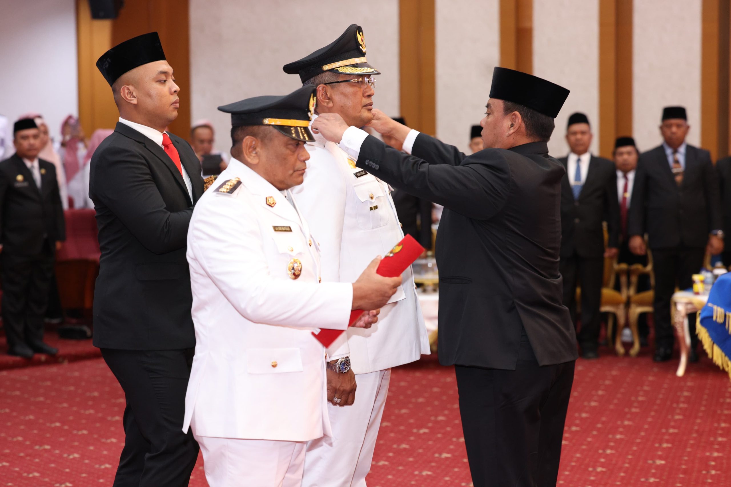 Penjabat (Pj) Gubernur Sultra, Andap Budhi Revianto (kanan) melantik Pj Wali Kota Kendari Muhammad Yusup (2 dari kiri) dan Pj Bupati Muna Barat (Mubar) La Ode Butolo (kiri) di ruang pola Kantor Gubernur Sultra, Rabu (27/12/2023). (BIRO ADPIM PEMPROV SULTRA)