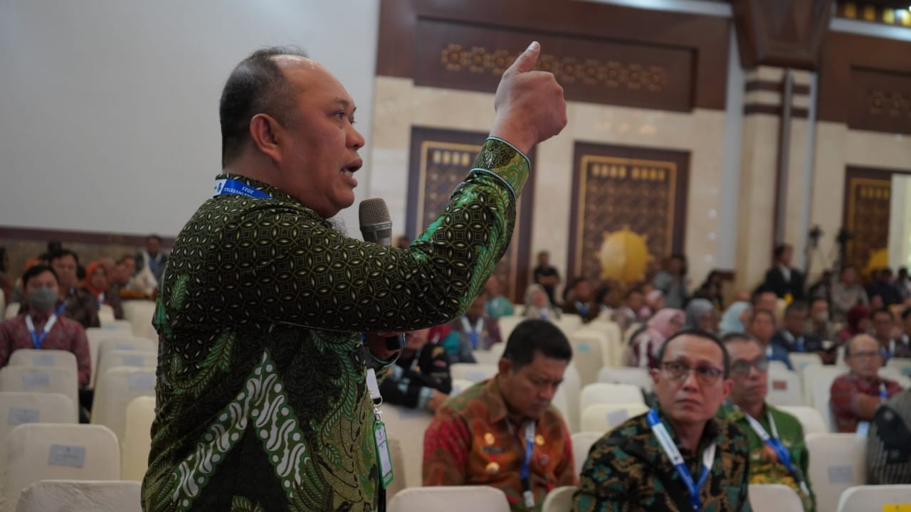 Bupati Konut Dr.Ruksamin menyampaikan aspirasinya terkait keselamatan lingkungan paska tambang melalui reklamasi dalam forum Rakornas Investasi 2023 yang digelar Kementerian Investasi BKPM RI di Balai Kartini Exhibition and Convention Center, Jakarta, Kamis (7/12/2023). (IST)