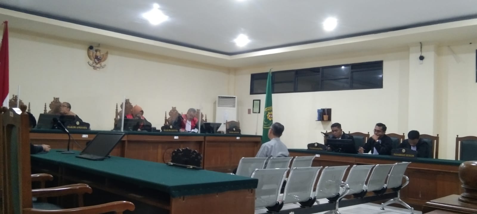 Sidang putusan vonis bebas mantan Wali Kota Kendari Sulkarnain Kadir di Pengadilan Tipikor Kendari, Rabu (27/12/2023). (MUH.AKBAR ALI / KENDARI POS)