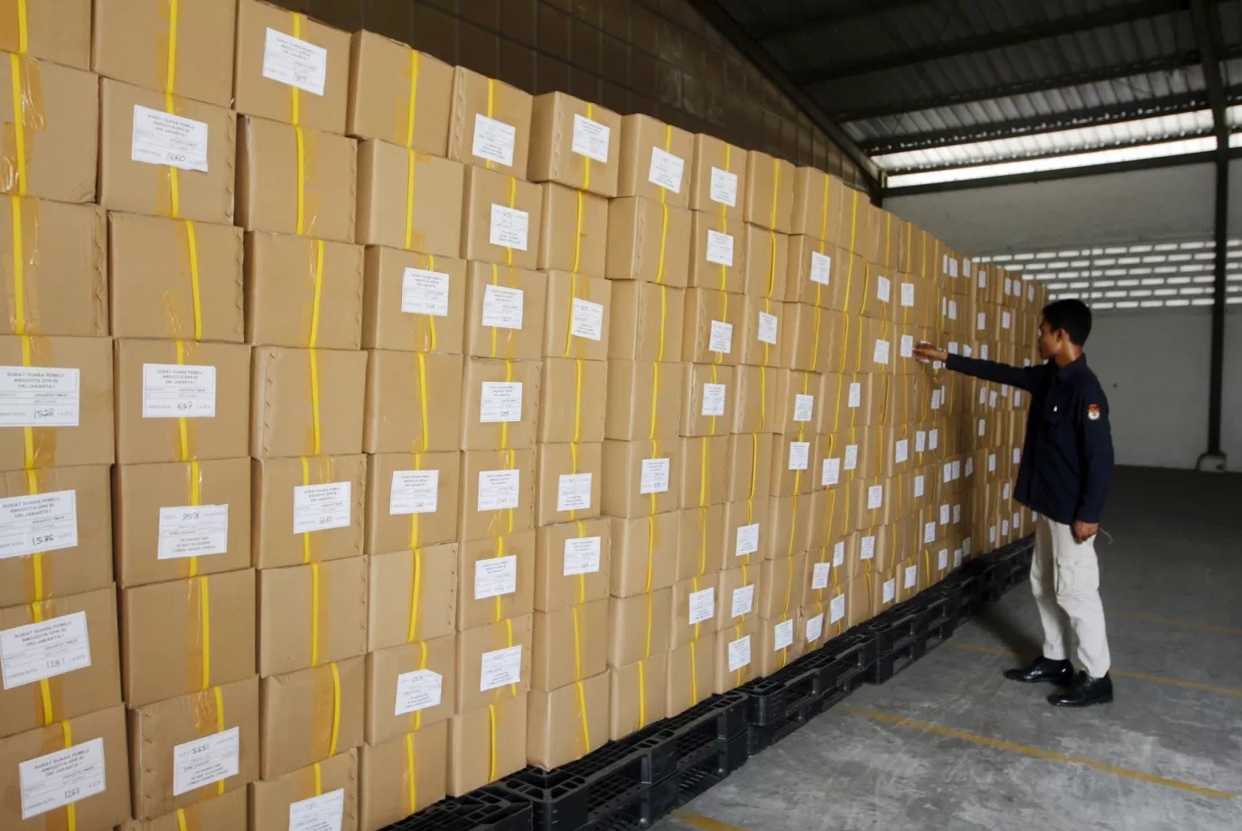 Pekerja memindahkan kardus berisi surat suara Pemilu 2024 dari kontainer saat pendistribusian di gudang KPU Jakarta Timur, Kawasan Industri Pulogadung (JIEP), Jakarta Timur. (DERY RIDWANSAH/ JAWAPOS.COM)