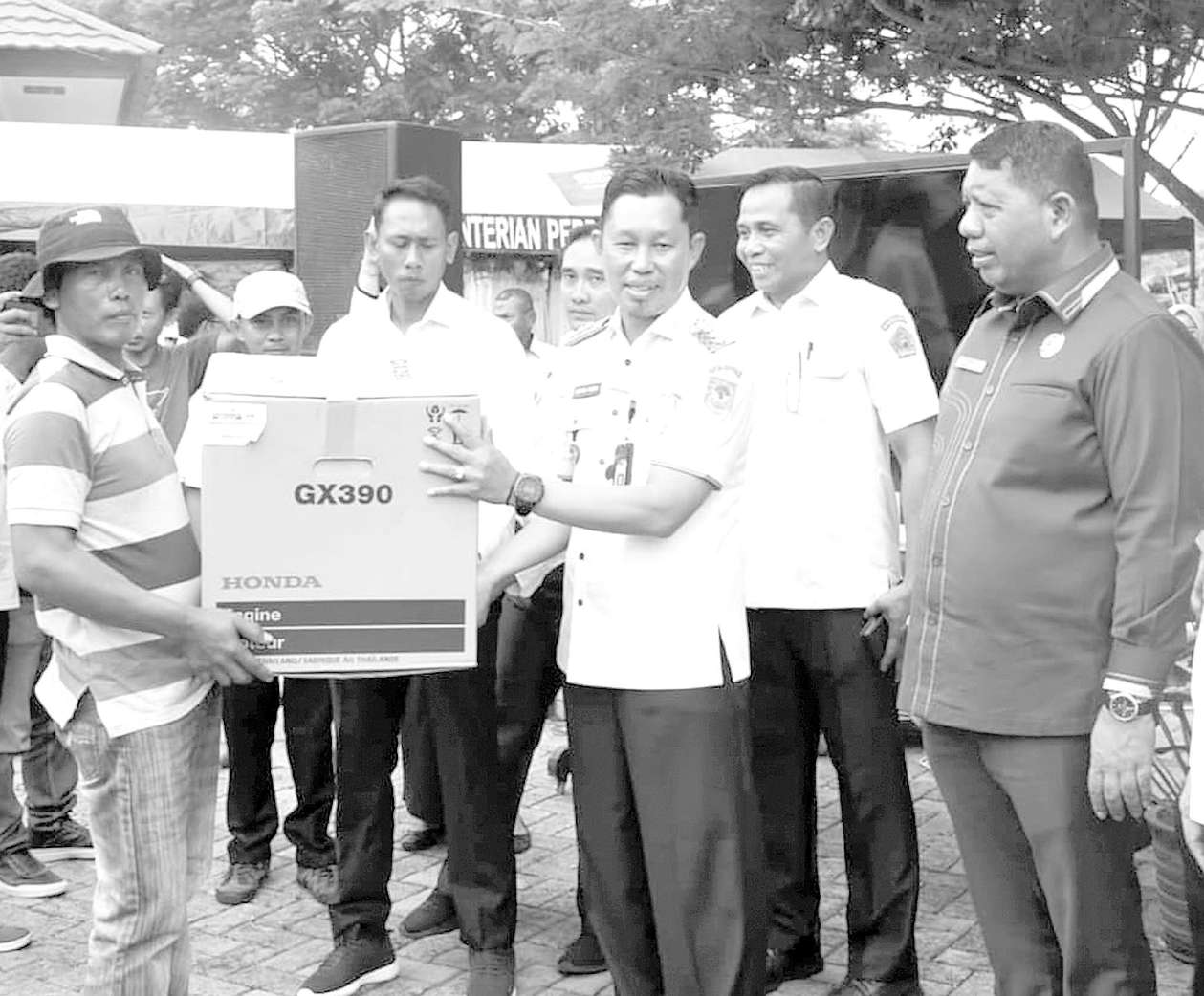 BANTU NELAYAN: Pj Wali Kota Kendari Asmawa Tosepu menyerahkan bantuan kepada nelayan.