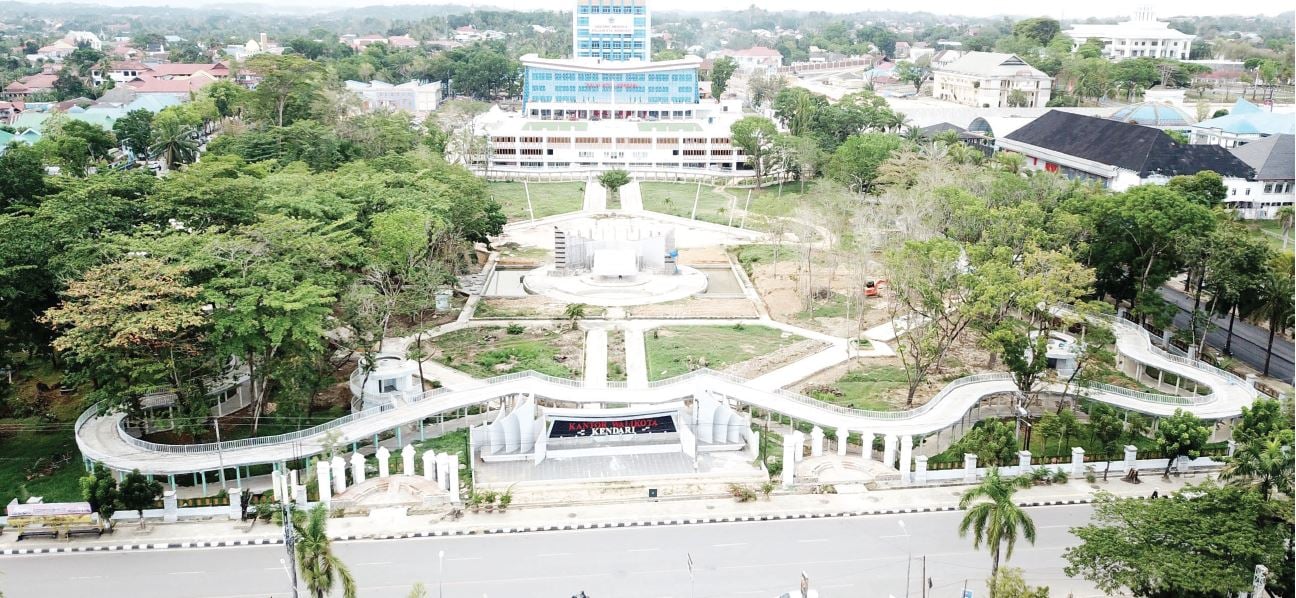 TAMAN KOTA : Pemkot Kendari terus melakukan penataan Ruang Terbuka Hijau (RTH). Salah satunya taman kota (Tamkot) Kendari. Rencananya, penataan Tamkot akan mengadopsi kawasan Malioboro Yogyakarta. (MUHAMMAD ABDI ASMAUL AMRIN/KENDARI POS)