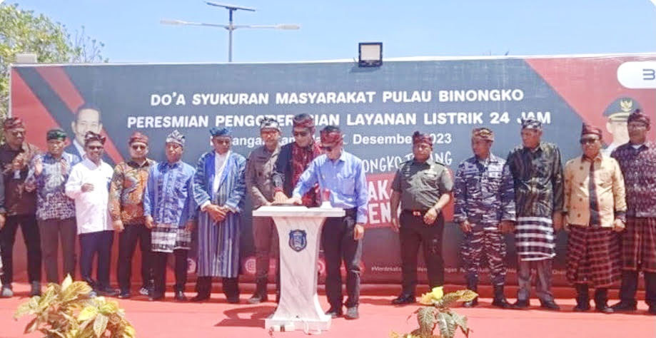 TUMBUHKAN PEREKONOMIAN : Bupati Wakatobi, H. Haliana (kanan, depan) bersama General Manager PLN UID Sulselrabar, Moch. Andy Adchaminoerdin ketika meresmikan layanan listrik 24 jam di Binongko.(ASTY NOVALISTA/KENDARI POS