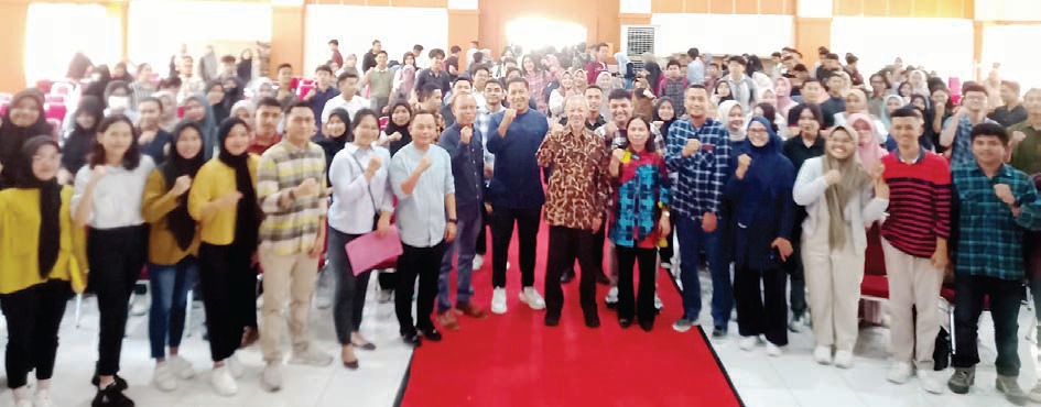 Foto bersama dekan FH UHO, Dr. Herman, S.H., LL.M (delapan dari kanan) Pemateri Prof. Dr. Didik Endro Purwoleksono, S.H., M.H., (tujuh dari kanan) dan para peserta kuliah tamu. (EWIN ENDANG SAHPUTRI/KENDARI POS)