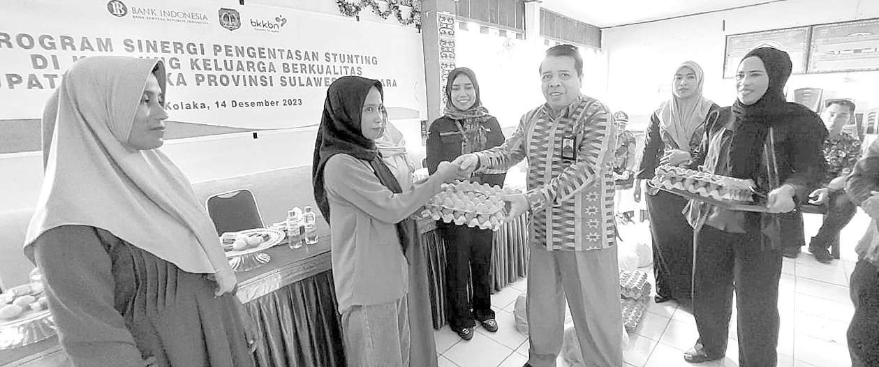 CEGAH STUNTING : Kepala Perwakilan bKKbN sultra Asmar menyerahkan bantuan bahan pokok kepada warga Kolaka, kemarin.