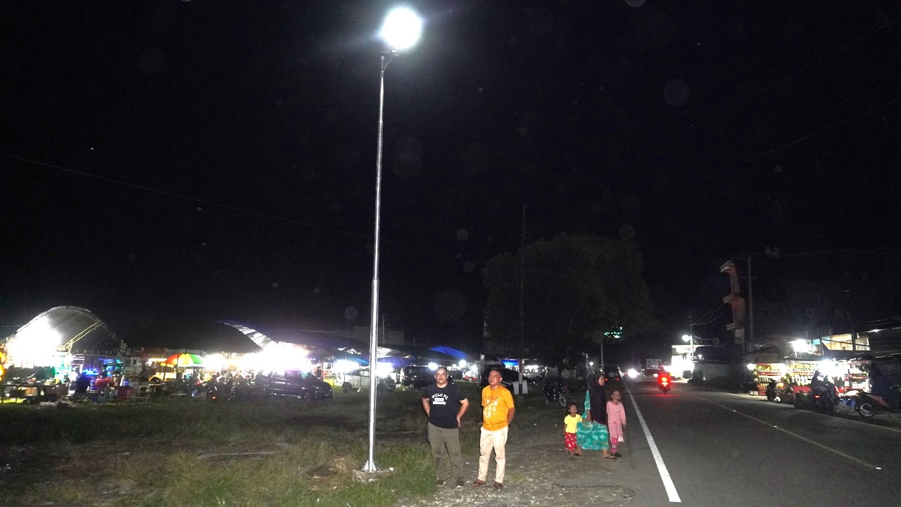 PENERANGAN : Pemasangan lampu jalan di Kelurahan Lapai, Kolaka Utara.