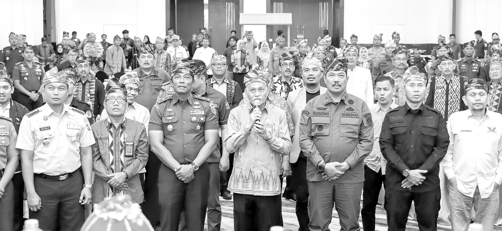 KOORDINASI : sekda sultra Asrun Lio bersama Forkopimda sultra, pemerintah kabupaten/kota dan penyelenggara pemilu saat rapat koordinasi dengan tajuk “sinergitas Forkopimda dalam mewujudkan pemilu, pilpres, dan pilkada damai 2024” yang digelar badan Kesatuan bangsa dan Politik (Kesbangpol) sultra di Claro Hotel Kendari,Kamis (28/12).