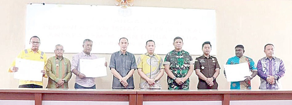 TEKEN MOU: Plt bupati Kolaka, Muhammad Jayadin (empat dari kiri) foto bersama jajaran Forkopimda dan pihak perusahaan usai penandatangan MoU pemanfaatan tenaga kerja lokal antara Pemkab Kolaka dan dunia usaha yang ada di Kabupaten Kolaka, kemarin. (ZULFADLY/KENDARI POS)