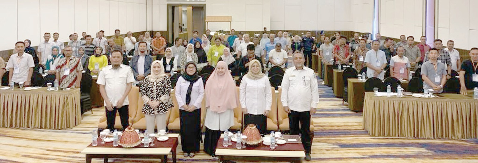 SOSIALISASI : Foto bersama usai pembukaan sosialisasi dan pelatihan pengelolaan keuangan daerah yang diikuti ratusan aparatur perencana keuangan dan bendahara baik dari OPd, pemerintah kecamatan maupun pemerintah kelurahan (I NGURAH PANDI/KENDARI POS)