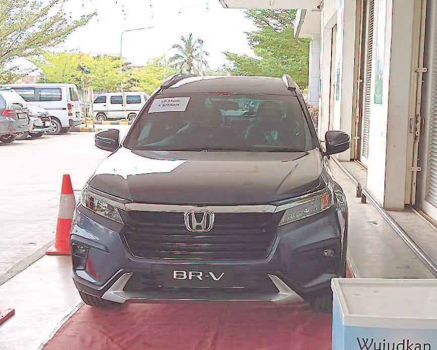 Mobil All New Honda BR-V bisa dimiliki konsumen dengan uamg muka hanya Rp 5 jutaan di HCGP Kendari. (PT HCGP KENDARI)