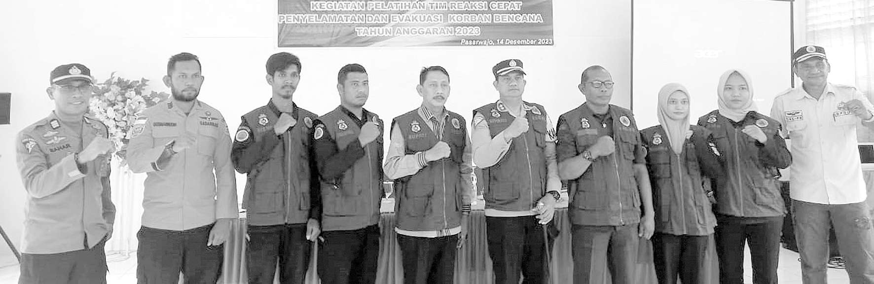 TINGKATKAN KEMAMPUAN : Pj. Bupati Buton, La Ode Mustari (kelima dari kiri) berpose bersama usai membuka kegiatan pelatihan penyelamatan dan evakuasi korban bencana bagi TRD BPBD, kemarin. (ELYN IPO/KENDARI POS)