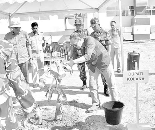 GENCARKAN PENGHIJAUAN : Plt. Bupati Kolaka, H. Muh. Jayadin memimpin penanaman pohon pelindung dan buah produktif di lingkungan RSUD SMS Berjaya, kemarin. (ZULFADLY NUR/KENDARI POS)