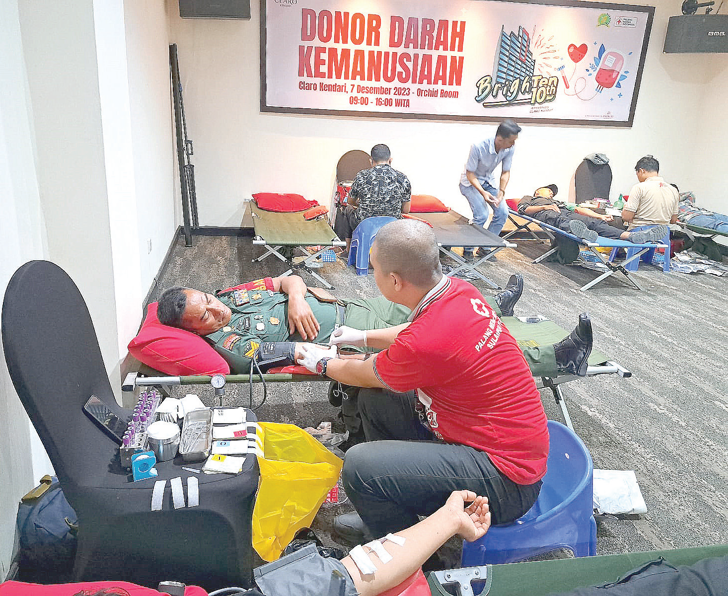 Suasana donor darah di Hotel Claro Kendari, kemarin (7/12). (Ewin Endang Saputri/Kendari Pos)