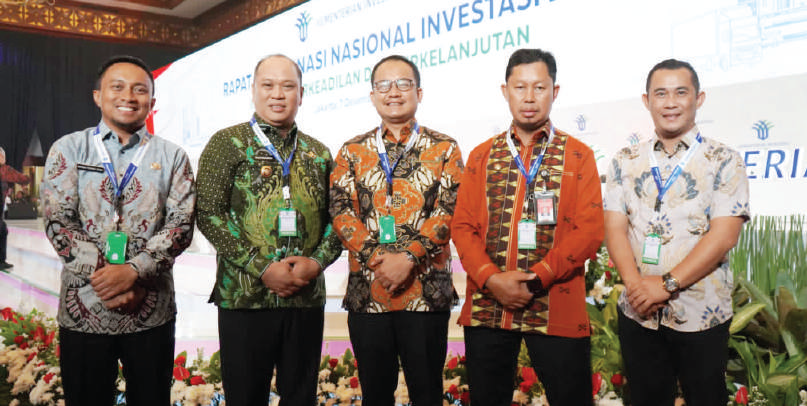 Kepala DPM PTSP Sultra, Parinringi (tengah) bersama Penjabat (Pj) Wali Kota Kendari Asmawa Tosepu (2 dari kanan), Bupati Konawe Utara Ruksamin (2 dari kiri) dan Kepala DPM PTSP Konawe Keni Yuga Permana (kanan) saat mengikuti Rapat Koordinasi Nasional (Rakornas) Investasi 2023 yang dibuka Presiden Jokowi di Balai Kartini Exhibition and Convention Center, Jakarta. (IST)