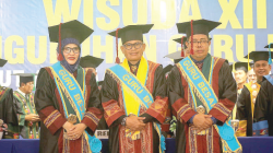 Foto bersama Rektor IAIN Kendari, Prof. Dr. Husain Insawan, M.Ag (tengah) Prof. Dr. H. Nur Alim, M.Pd (kanan) dan Prof. Dr. Hj. Hadi Machmud, M.Pd (kiri) usai pengukuhan. (Humas IAIN Kendari)