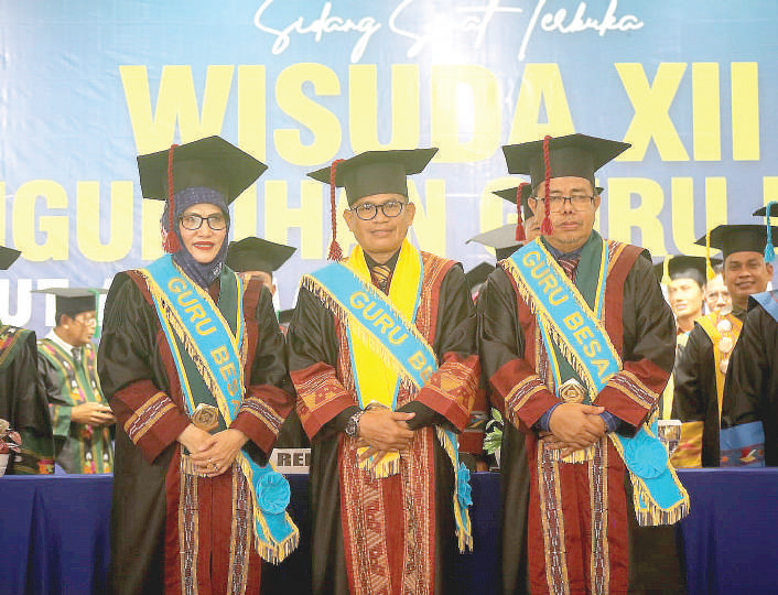 Foto bersama Rektor IAIN Kendari, Prof. Dr. Husain Insawan, M.Ag (tengah) Prof. Dr. H. Nur Alim, M.Pd (kanan) dan Prof. Dr. Hj. Hadi Machmud, M.Pd (kiri) usai pengukuhan. (Humas IAIN Kendari)