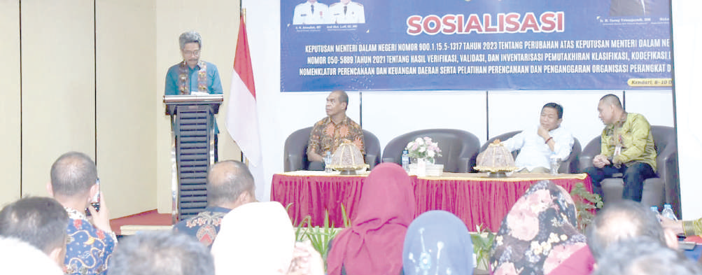 SOSIALISASI REGULASI: Bupati Konkep, H Amrullah saat membuka sosialisasi Kepmendagri Republik Indonesia Nomor 900.1.15.5-1317 Tahun 2023, di Hotel Zahra Kendari. (Muh Rajib/Kendari Pos)