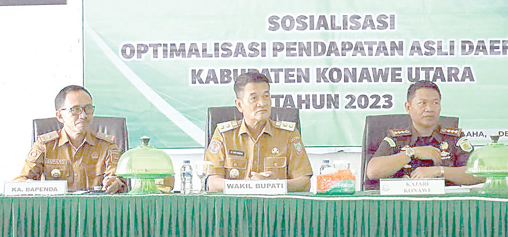 GALI POTENSI: Wabup Konut, Abuhaera (tengah), bersama Kajari Konawe, Musafir (kanan) dan Kepala Bapenda Konut, Supardi (kiri) saat rapat optimalisasi PAD di aula Kejari, kemarin. (HELMIN TOSUKI/KENDARI POS)